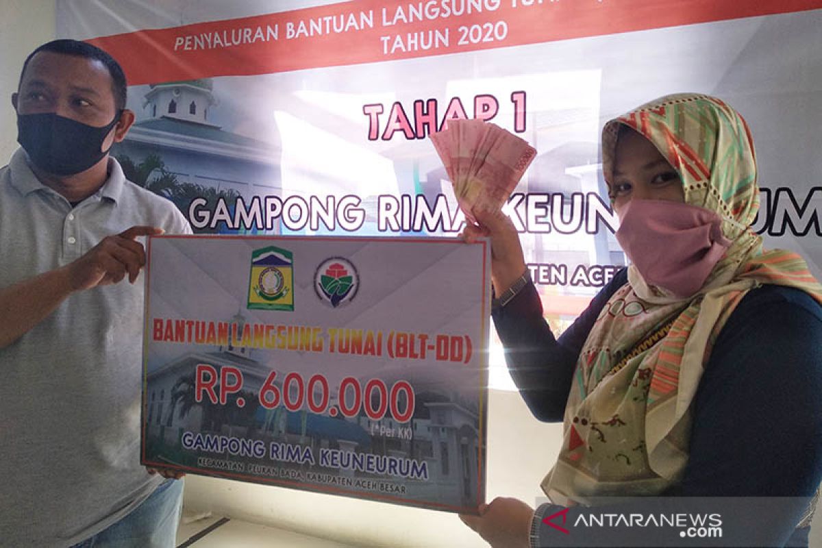 Puluhan keluarga di Aceh Besar terima bantuan COVID-19 Rp2,7 juta