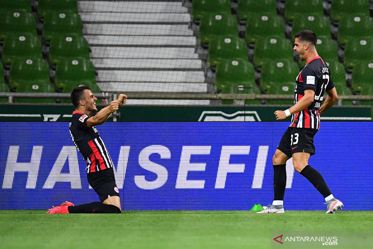 Menang 3-0 di kandang lawan, Frankfurt paksa Bremen mendekam di zona degradasi