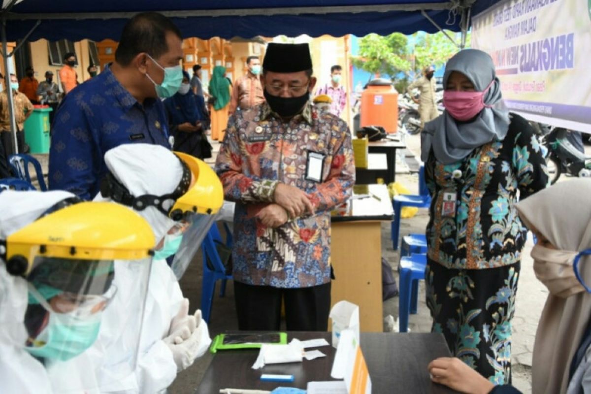 Diskes Bengkalis tes cepat pedagang pasar Terubuk Bengkalis