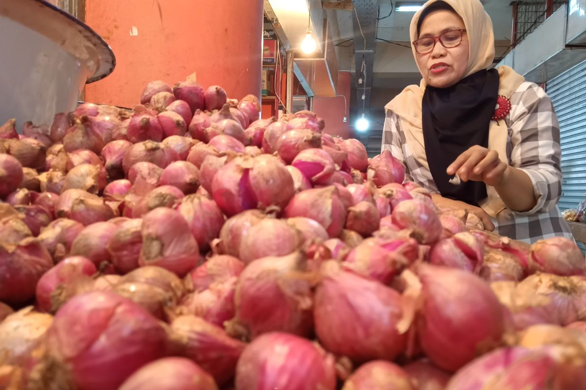 Harga bawang merah di Pasar Raya Padang capai Rp55.000 per kilogram