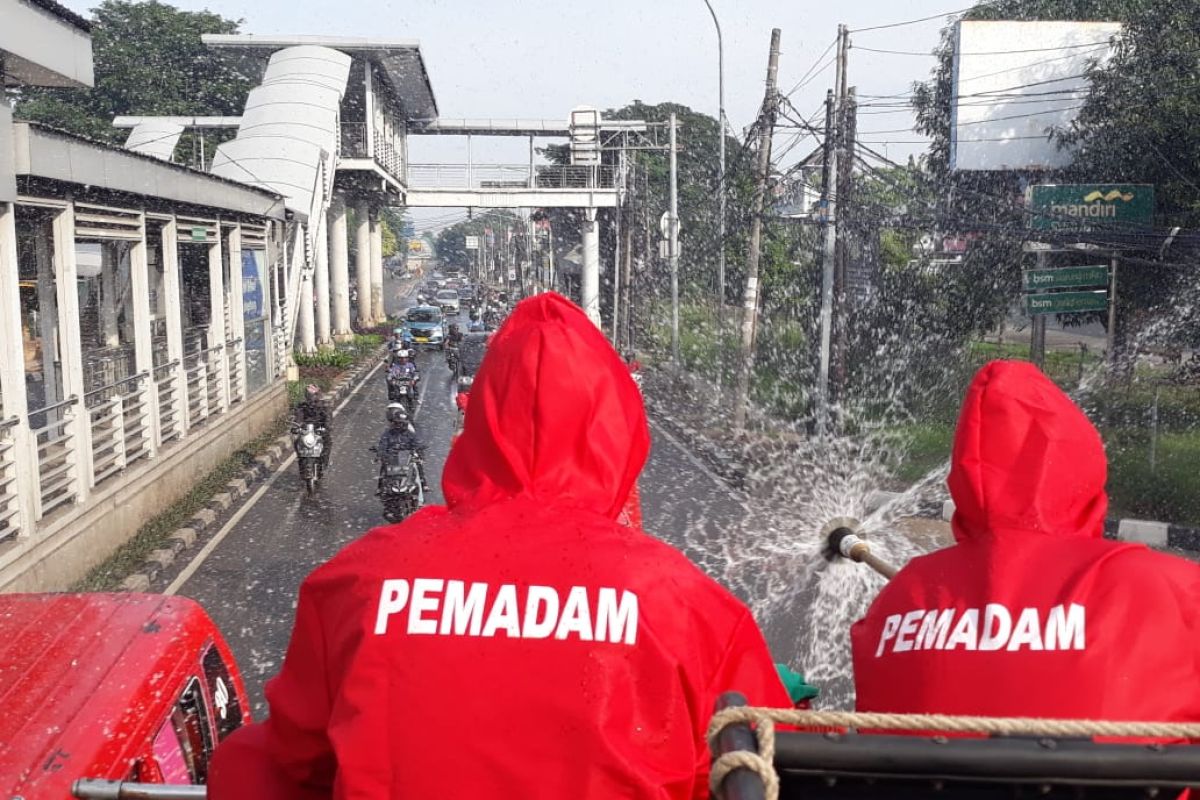 Damkar Jakarta Timur semprot disinfektan 31 pasar tradisional