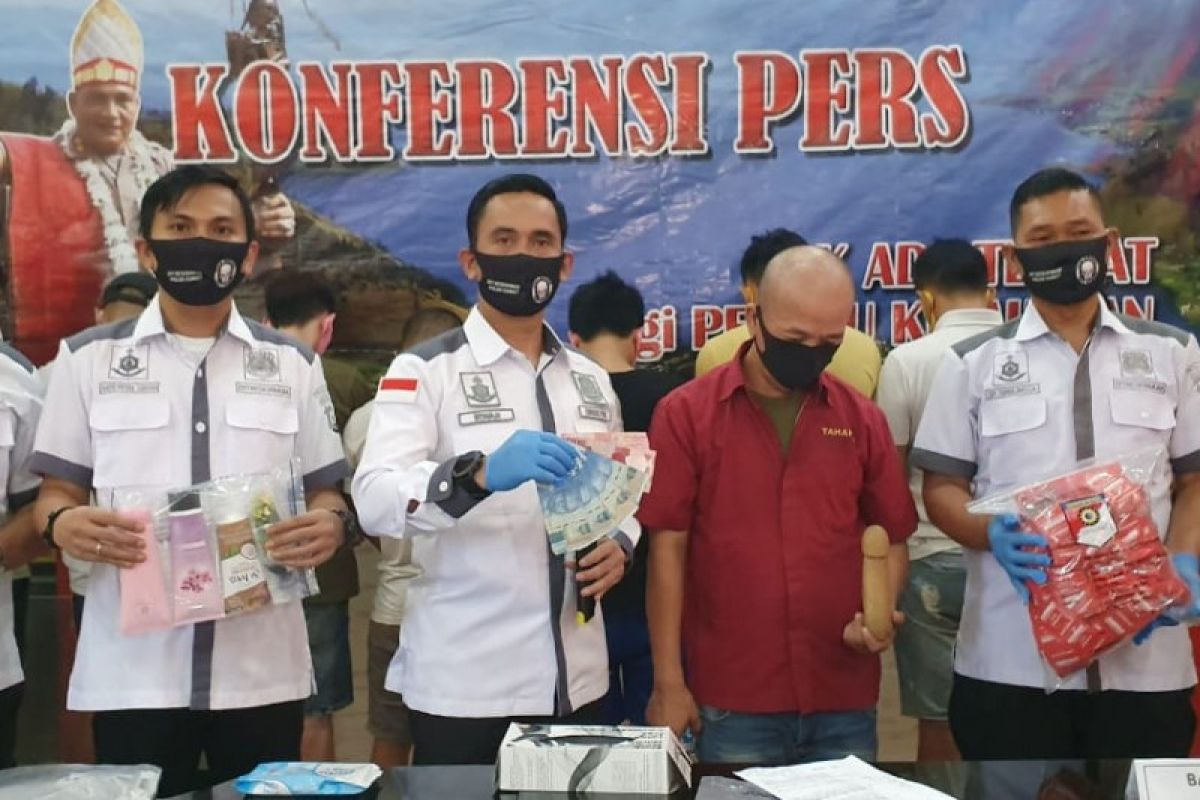 Personel Ditreskrimum Polda Sumut gerebek praktik pijat plus khusus gay