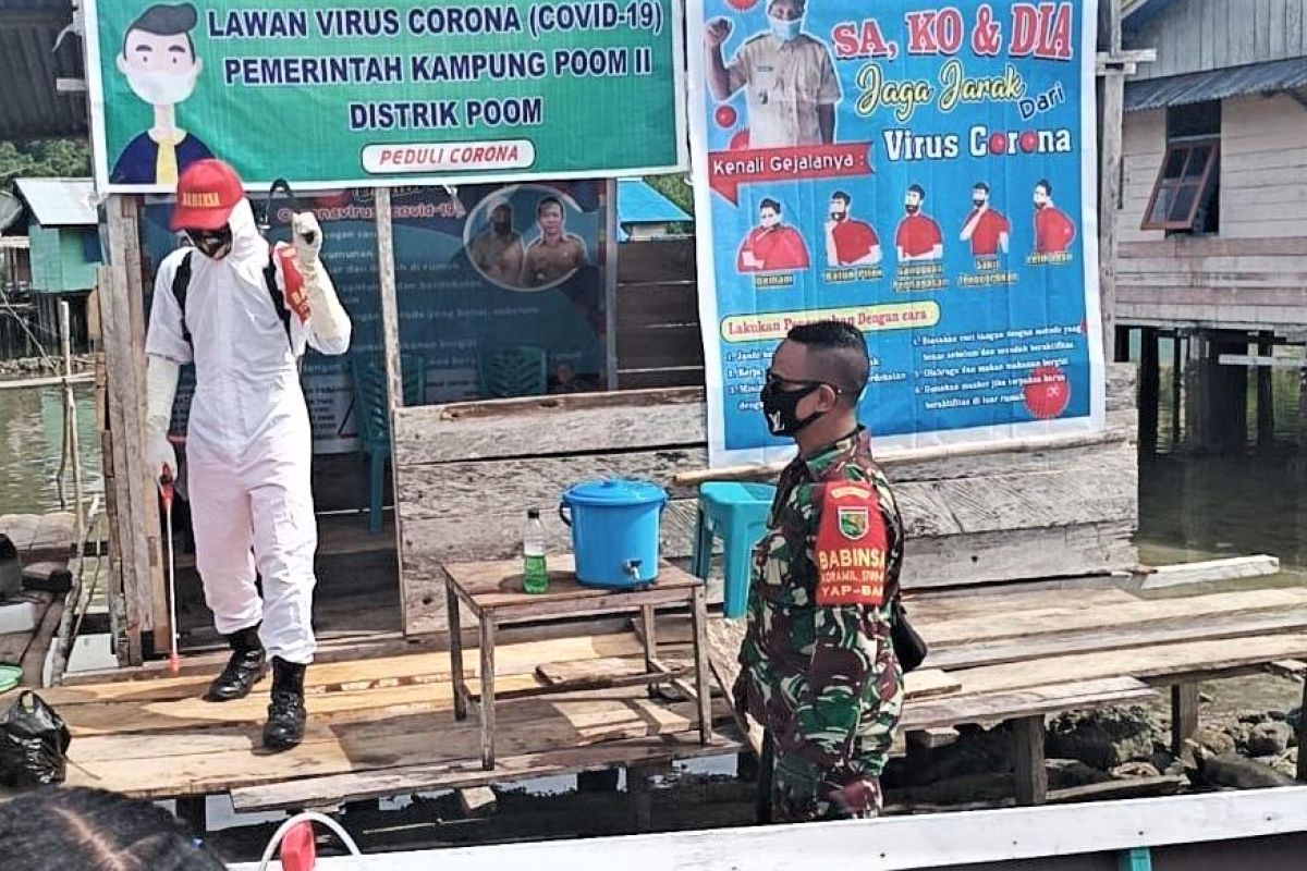 TNI lakukan penyemprotan  disinfektan rumah warga distrik Poom