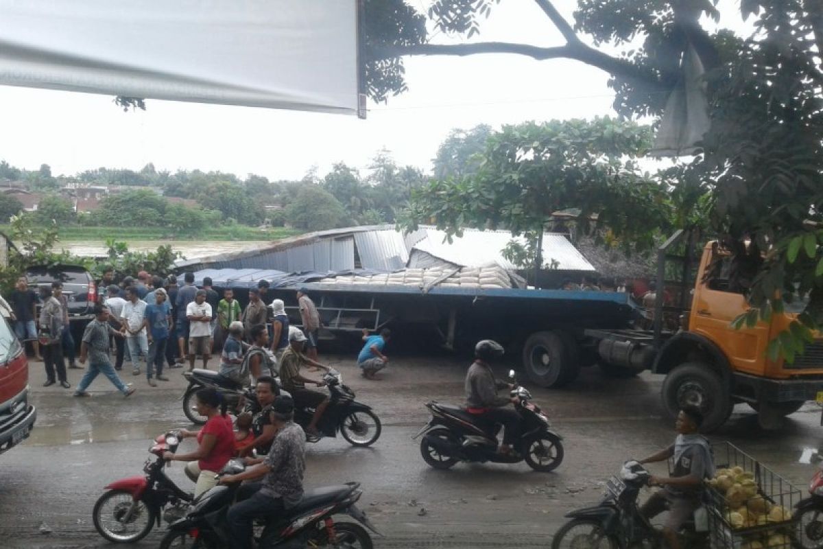 Tak sanggup naik tanjakan, truk tabrak kendaraan dan kafe