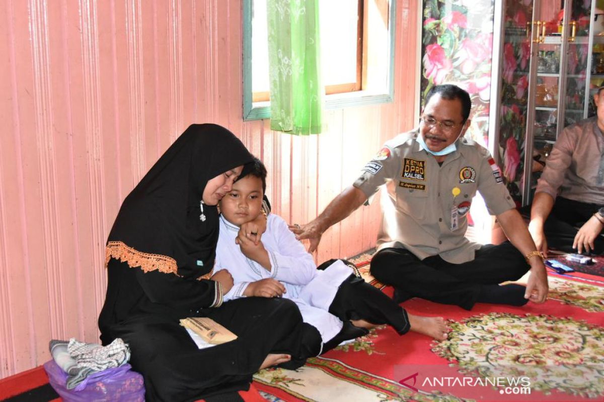 Ketua DPRD Kalsel temui keluarga korban penyerangan polsek dasel hss