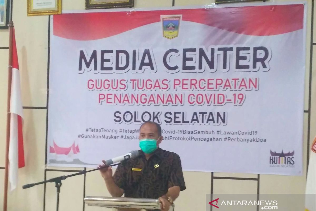 Kadis positif COVID-19, seluruh pegawai Dinas Perindagkop Solok Selatan dites swab