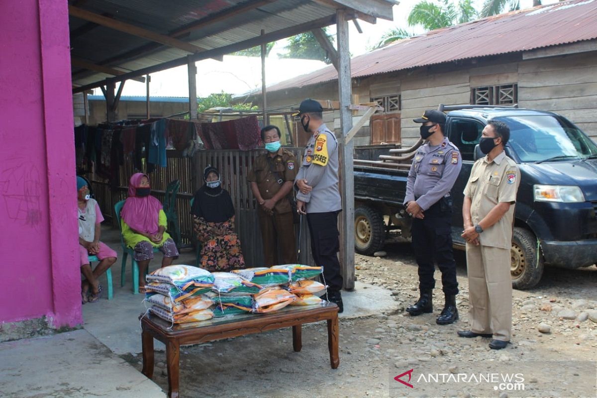 Polres Mukomuko distribusikan beras kepada warga terdampak COVID-19