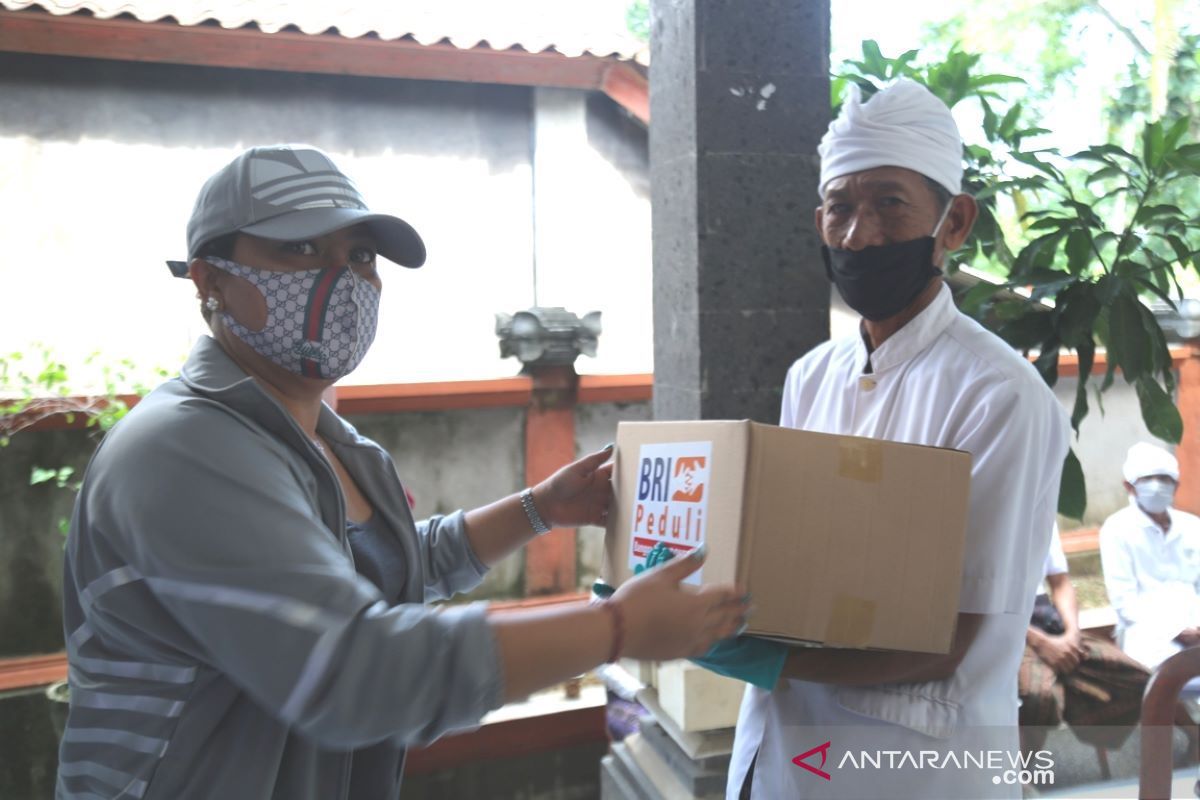 Bupati Tabanan bantu sembako-masker kepada 68 pemangku