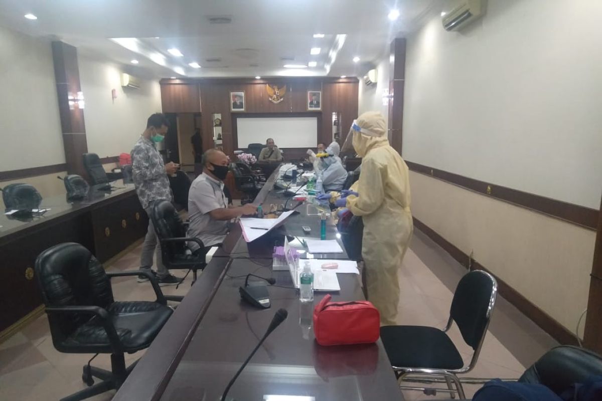 Tes cepat puluhan anggota DPRD Jember hasilnya nonreaktif COVID-19