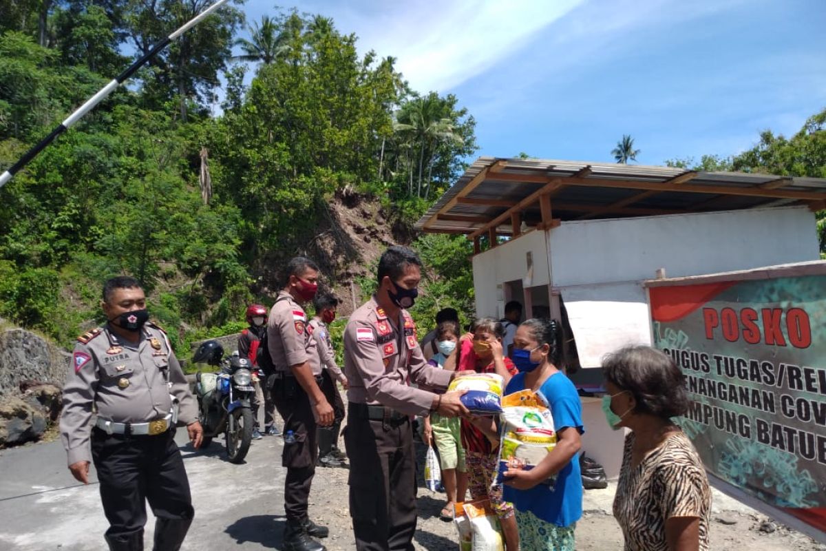 Polres Sitaro bagi-bagi beras di Kampung Batubulan