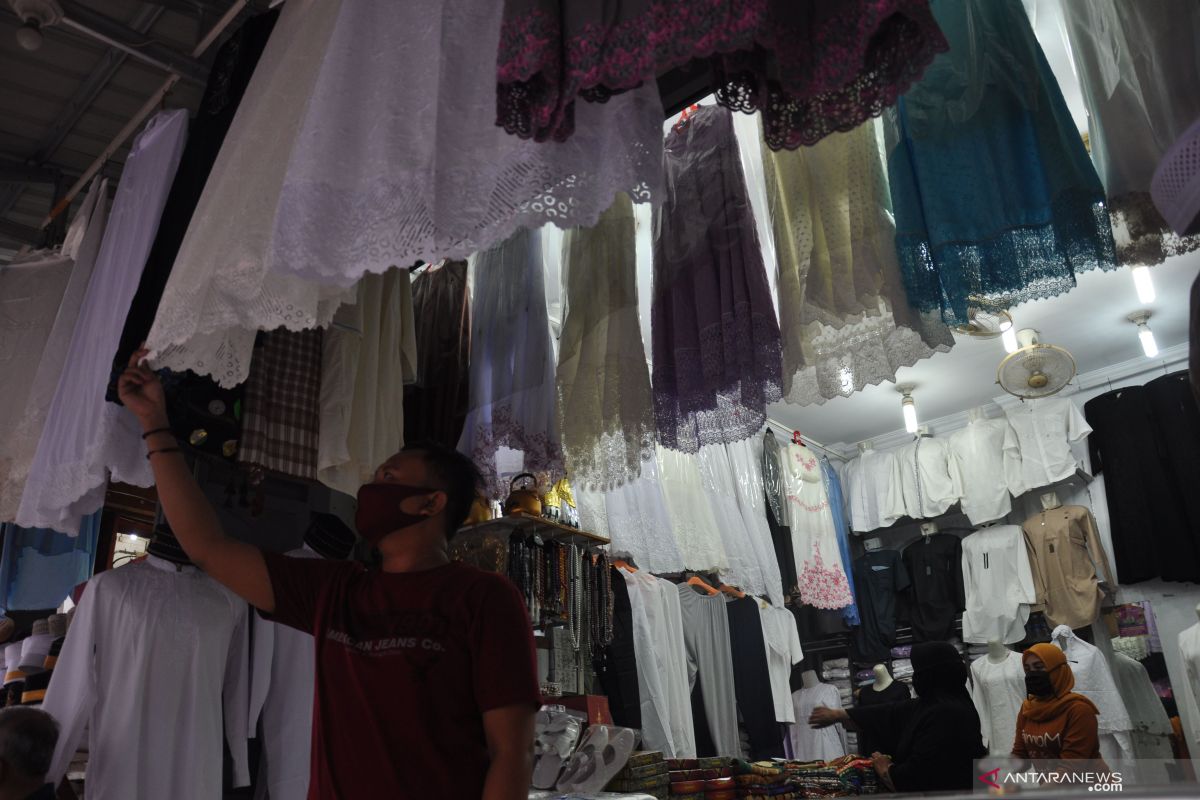 Omset penjualan bahan pakaian di Jambi menurun