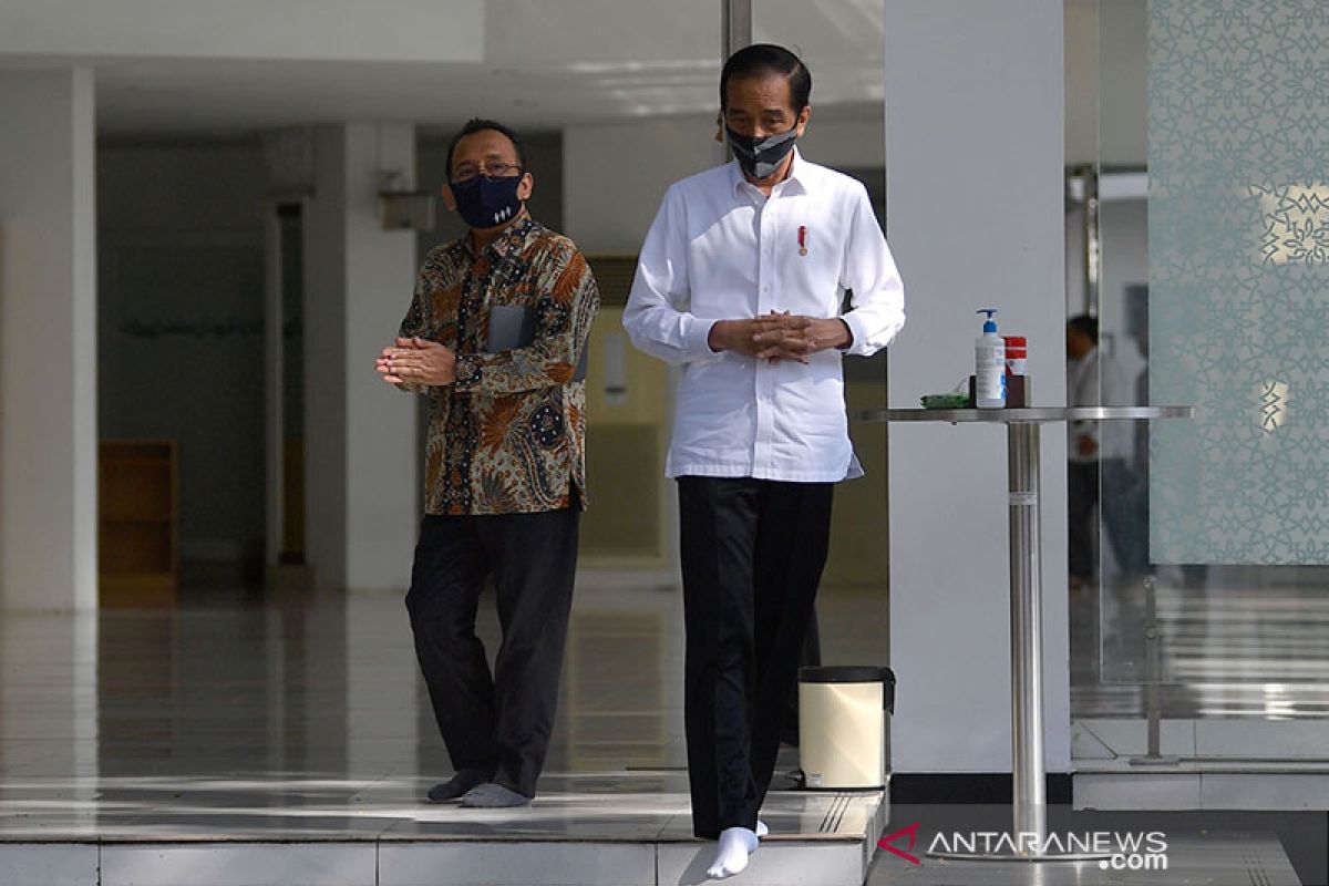 Presiden Jokowi  tinjau kesiapan normal baru di masjid Istana Jakarta