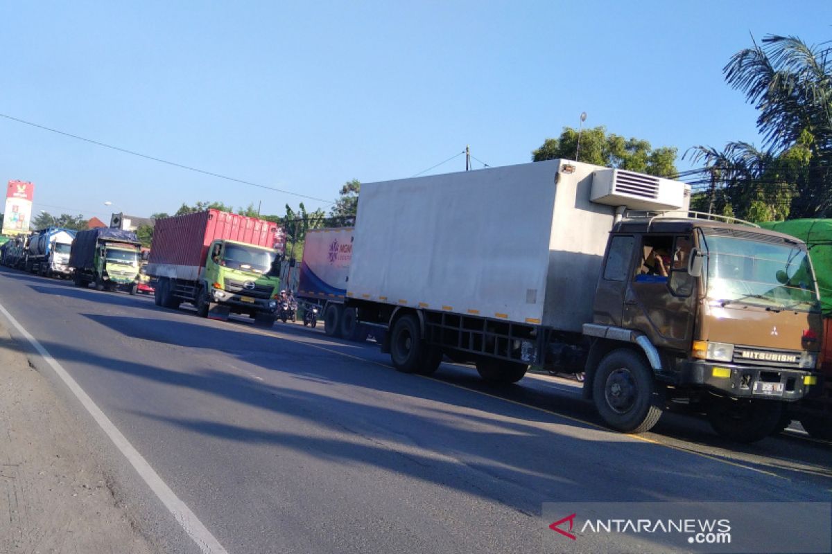 Jalur Pantura Kudus tersendat akibat ada gudang ban terbakar