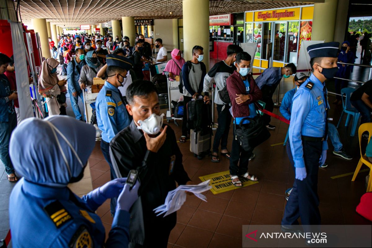 Penumpang penerbangan LN wajib uji swab, domestik cukup tes cepat