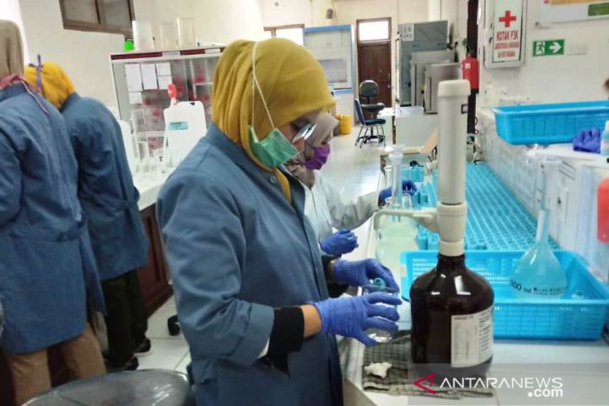 Selama pandemi, Labor Lingkungan Pariaman produksi ratusan liter hand sanitizer