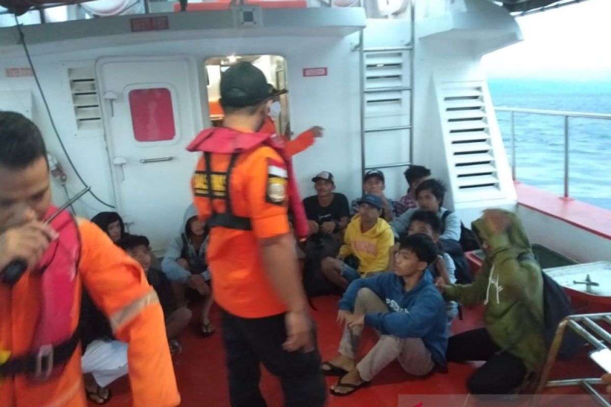 13 orang terpaksa dievakuasi akibat mesin kapal rusak di tengah laut