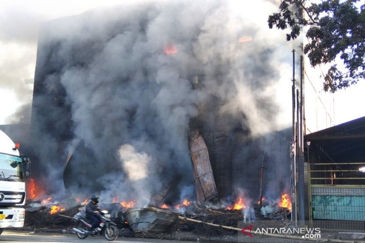 Gudang ban mobil di Kudus terbakar