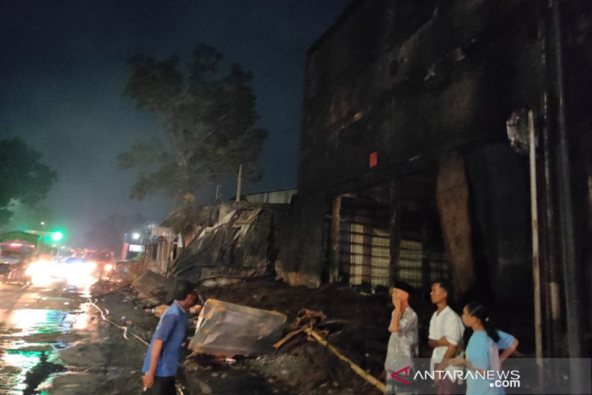 Gudang ban di Kudus yang terbakar baru padam setelah 11 jam