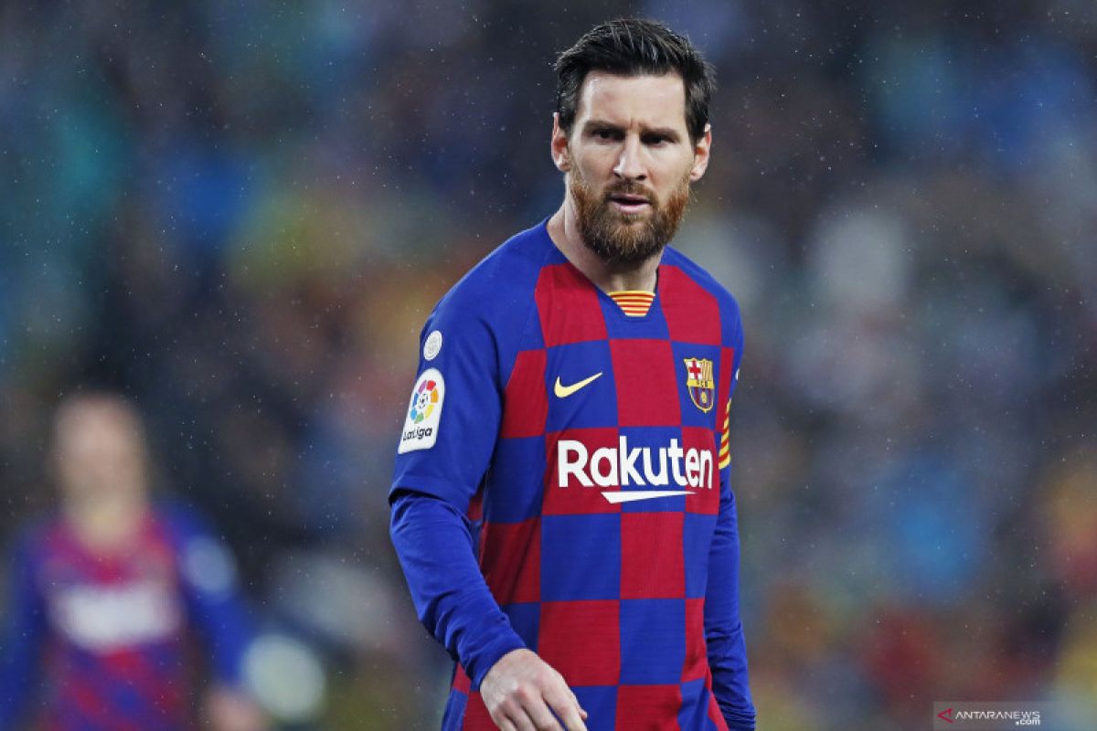 Barcelona konfirmasi Messi alami cedera  paha jelang restart La Liga