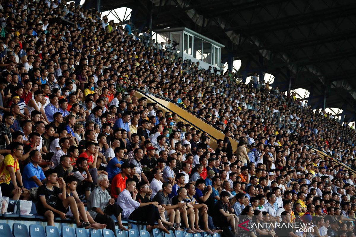 Stadion penuh saat Liga Vietnam dimulai lagi