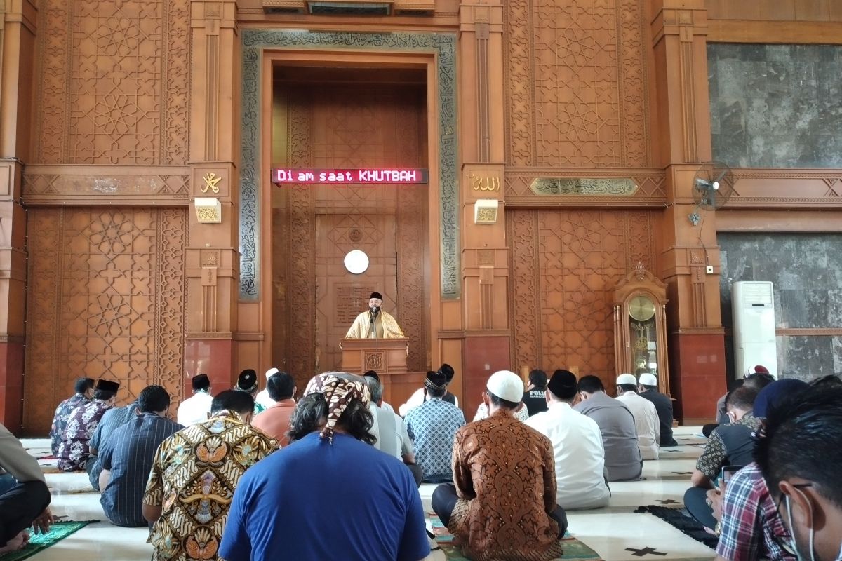 Sejumlah warga Depok bersyukur bisa menunaikan Shalat Jumat di masjid lagi