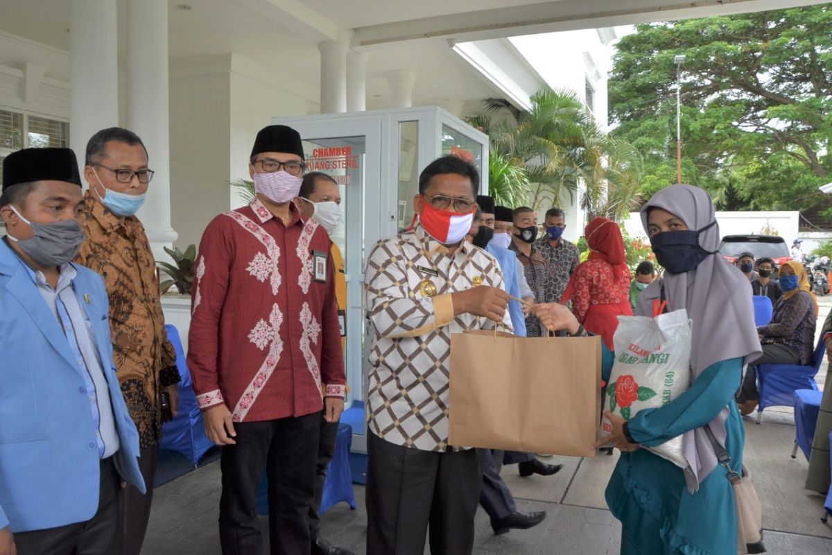 Wali kota Banda Aceh serahkan bahan pokok FK-IJK bagi 200 guru ngaji