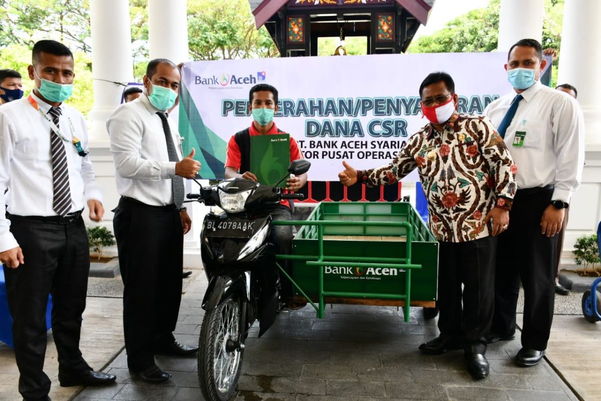 CSR Bank Aceh, wali kota serahkan becak dan mesin perahu tempel