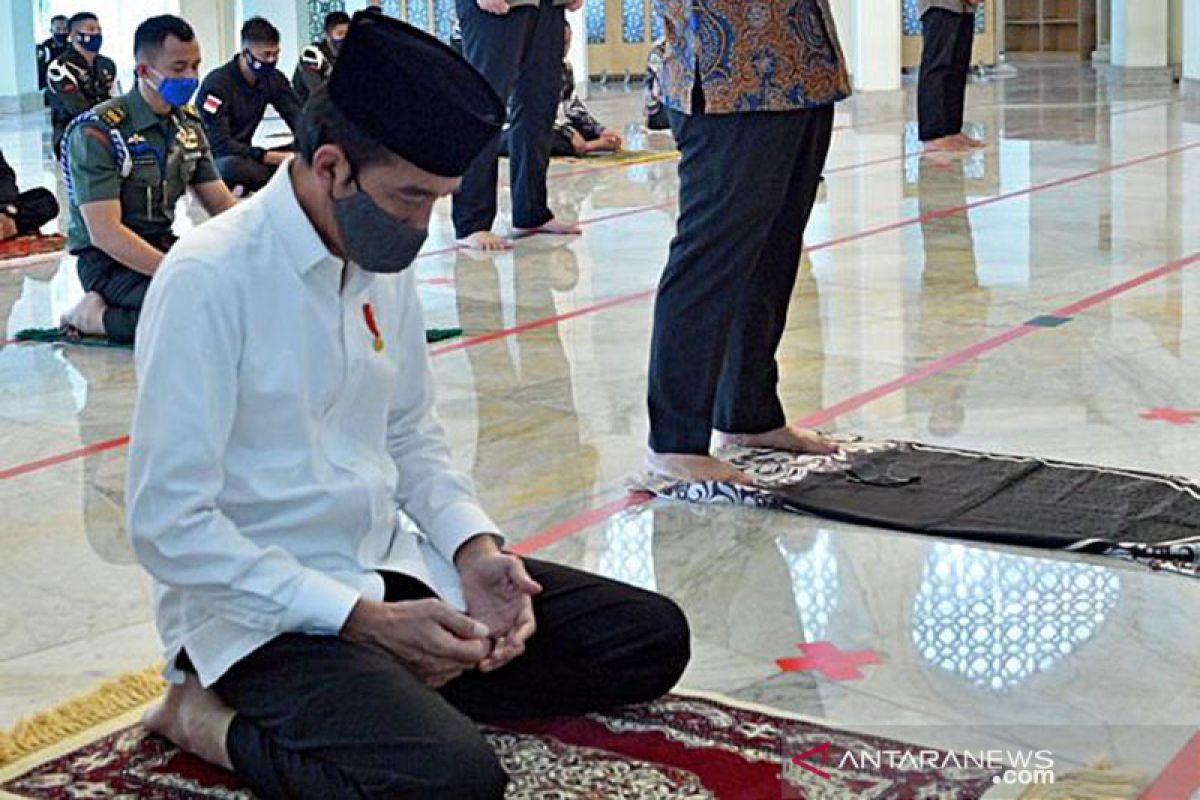 President Jokowi performs Friday prayers at Baitturrahim Mosque
