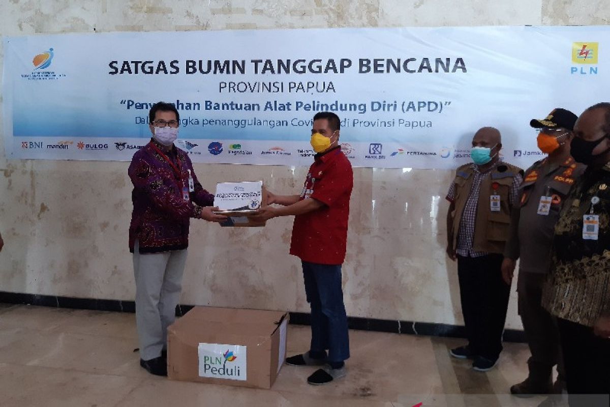 Satgas COVID-19 BUMN serahkan bantuan APD kepada Pemprov Papua