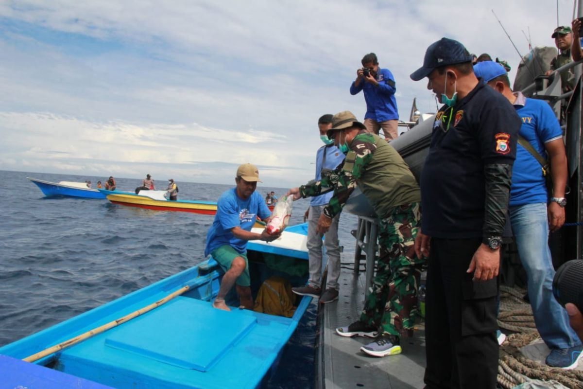 Polda Malut bagikan sembako ke masyarakat pesisir