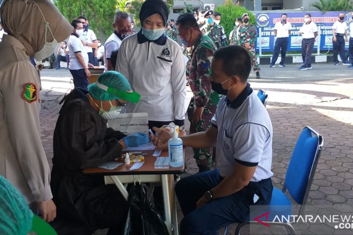 Pajurit Lanal Banjarmasin jalanirapid test dengan hasil nonreaktif