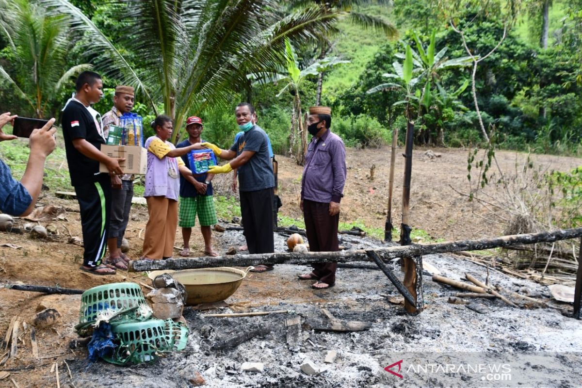 Sekda Gorut serahkan bantuan korban kebakaran rumah di wilayah terpencil