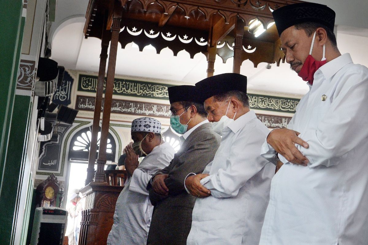 Jusuf Kalla dan sejumlah tokoh salat Jumat perdana di Masjid Al-Azhar