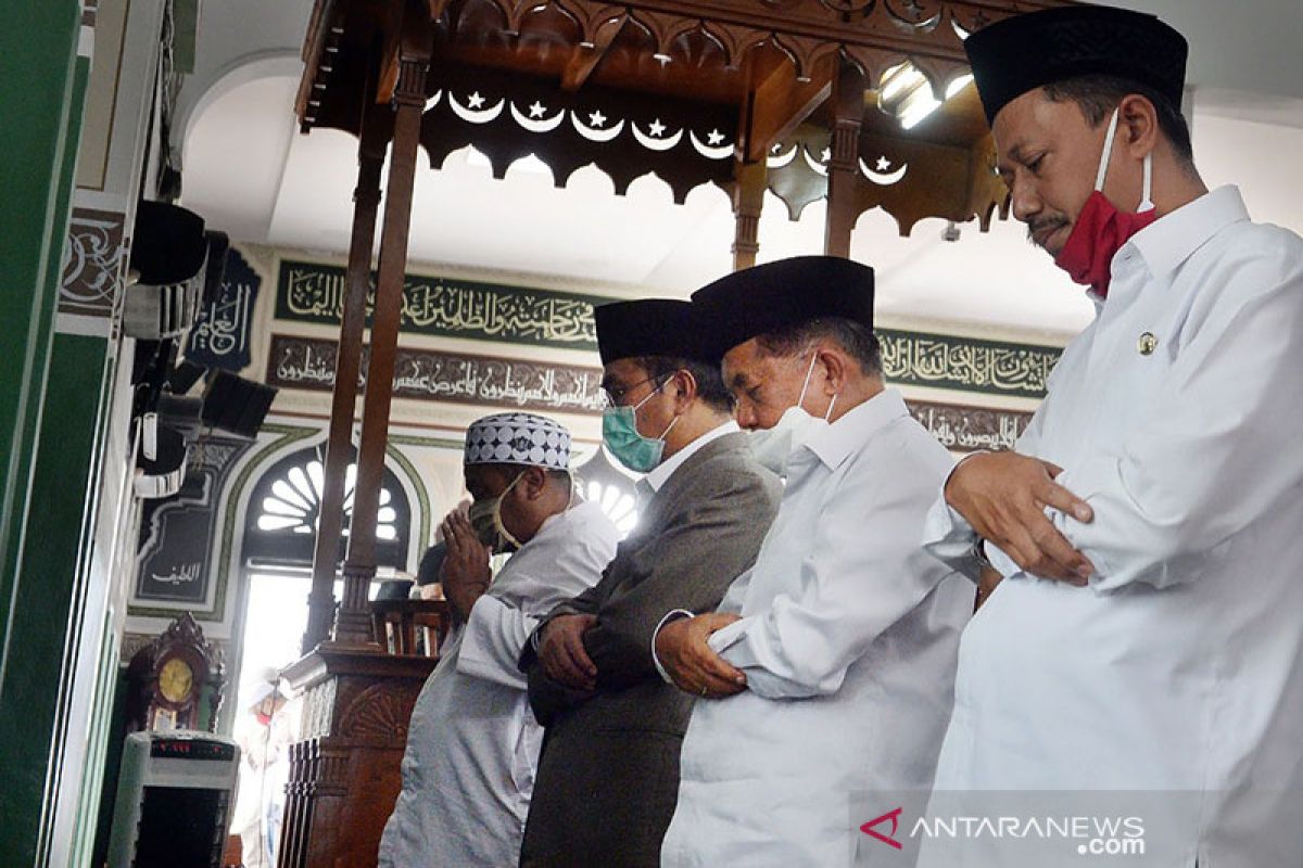 JK dan sejumlah tokoh sholat Jumat perdana di Masjid Al-Azhar
