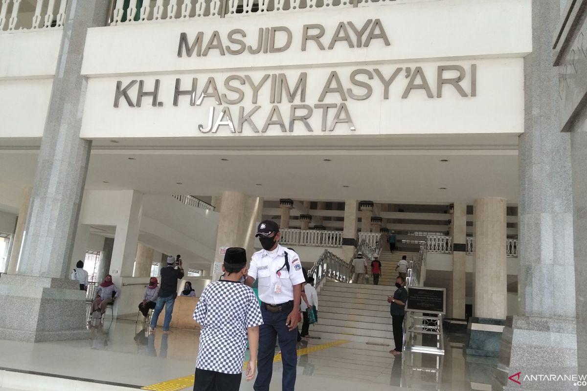 Masjid KH Hasyim Asy'ari terapkan protokol kesehatan saat Shalat Jumat