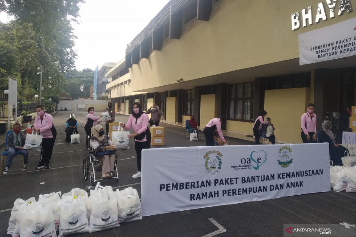 Ketum Bhayangkari salurkan 2.000 paket bantuan untuk difabel-ibu hamil