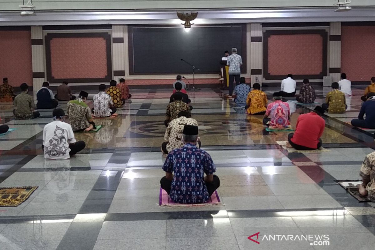 Gubernur Jateng cek penerapan protokol kesehatan dalam pelaksanaan Shalat Jumat