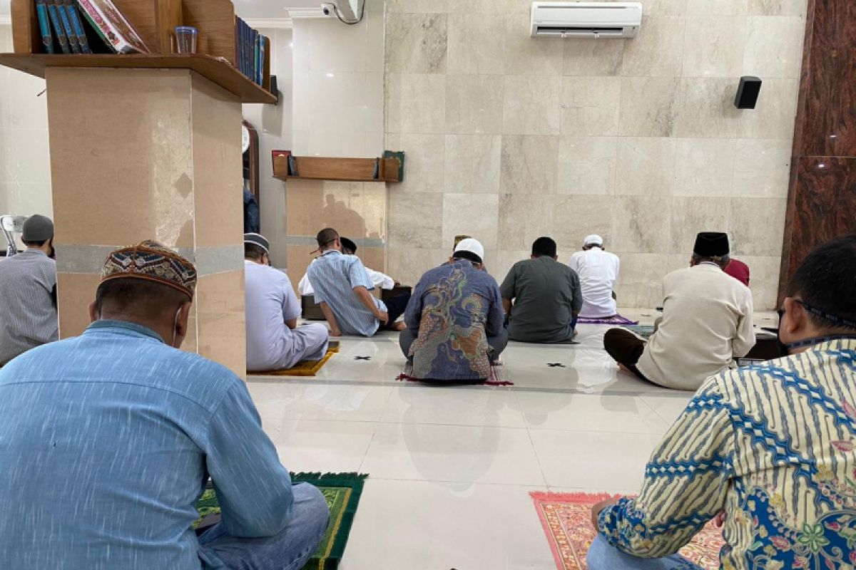 Mosques in Banjarmasin perform Friday Prayer