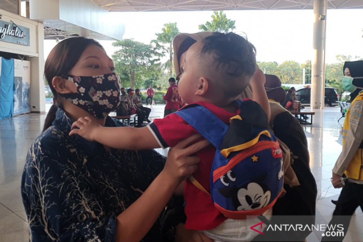 Ibu-balita terpisah di Hong Kong bertemu di Kota Surabaya
