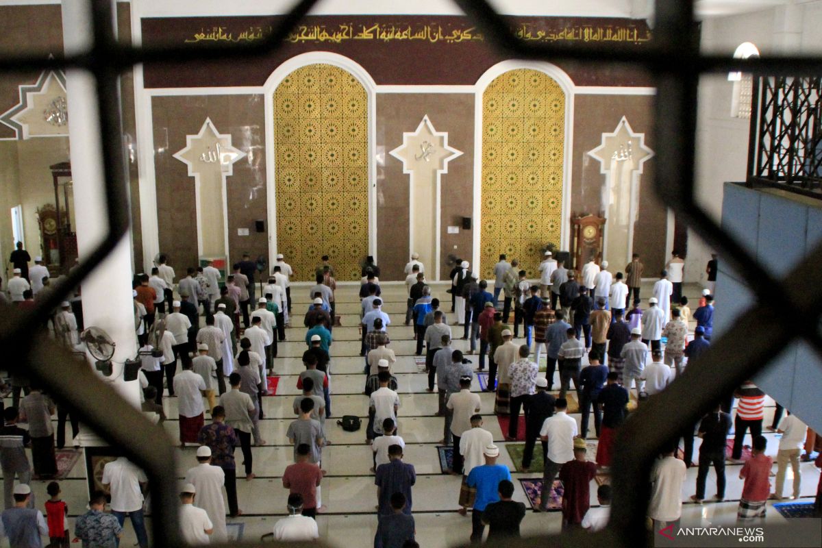 Warga Muslim Kupang mulai shalat Jumat di masjid lagi