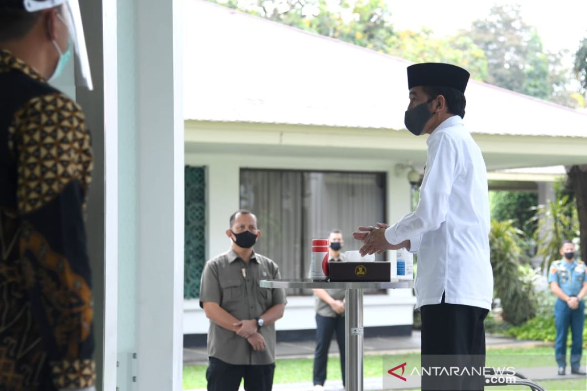 President Jokowi performs Friday prayers at Baitturrahim Mosque