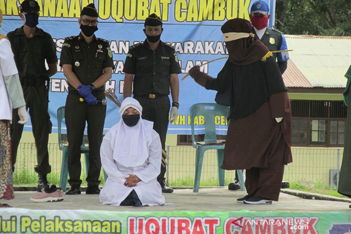 Dua laki-laki dan satu perempuan pelanggar syariat Islam dihukum cambuk