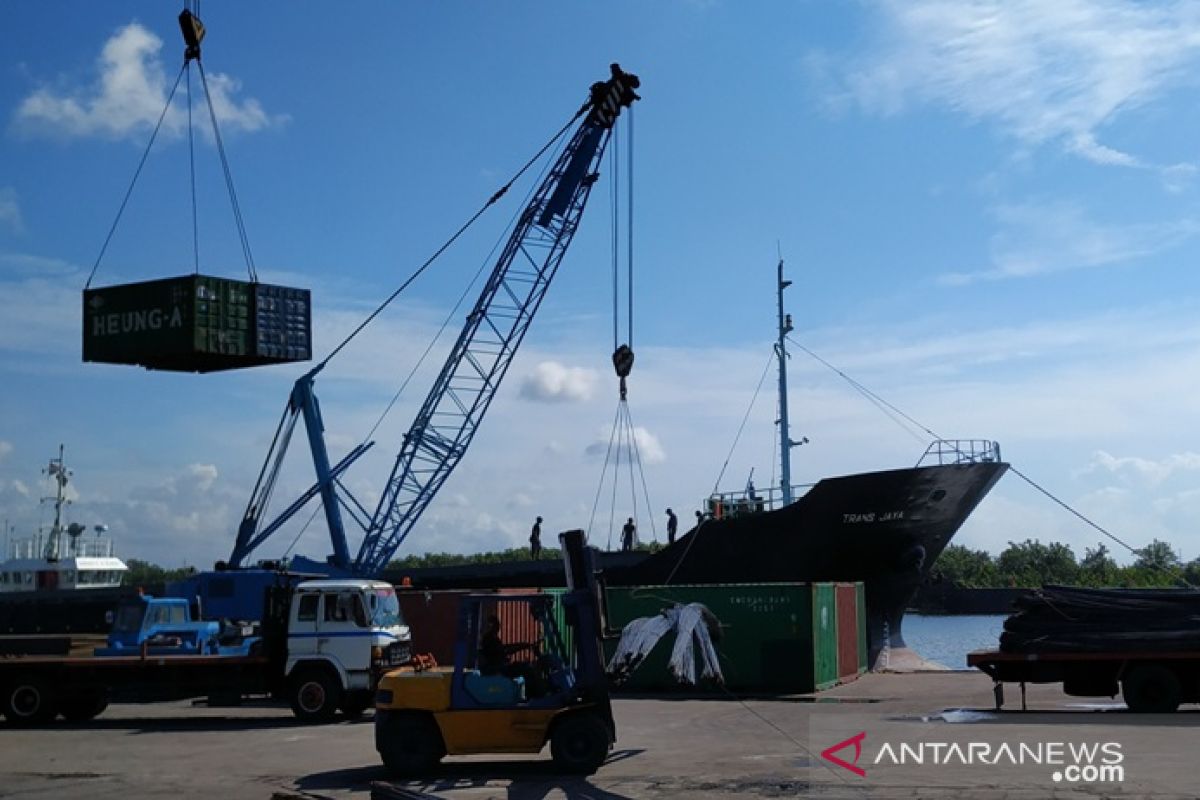 Bongkar muatan kapal di Pelabuhan Bangka Belitung naik