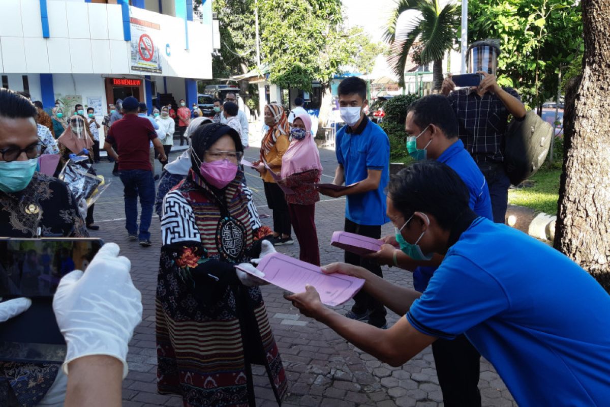 Risma keliling rumah sakit di Surabaya beri bantuan petugas kebersihan