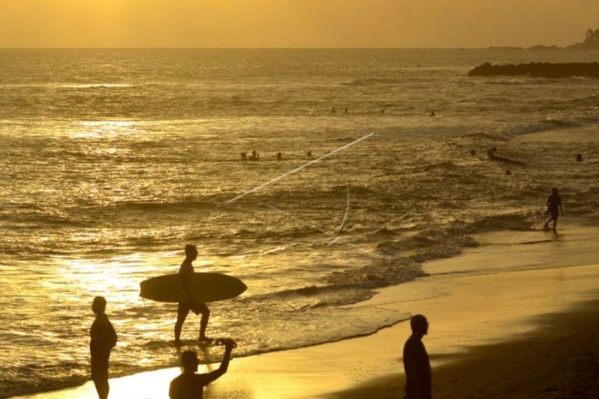 Wisatawan Tetap Kunjungi Pantai Meski Ditutup