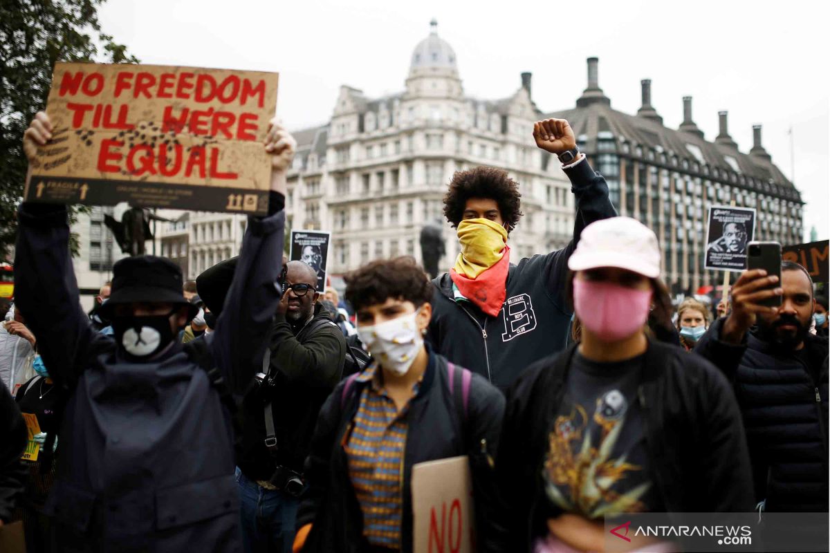 Demonstran antirasisme Inggris bentrok dengan polisi berkuda