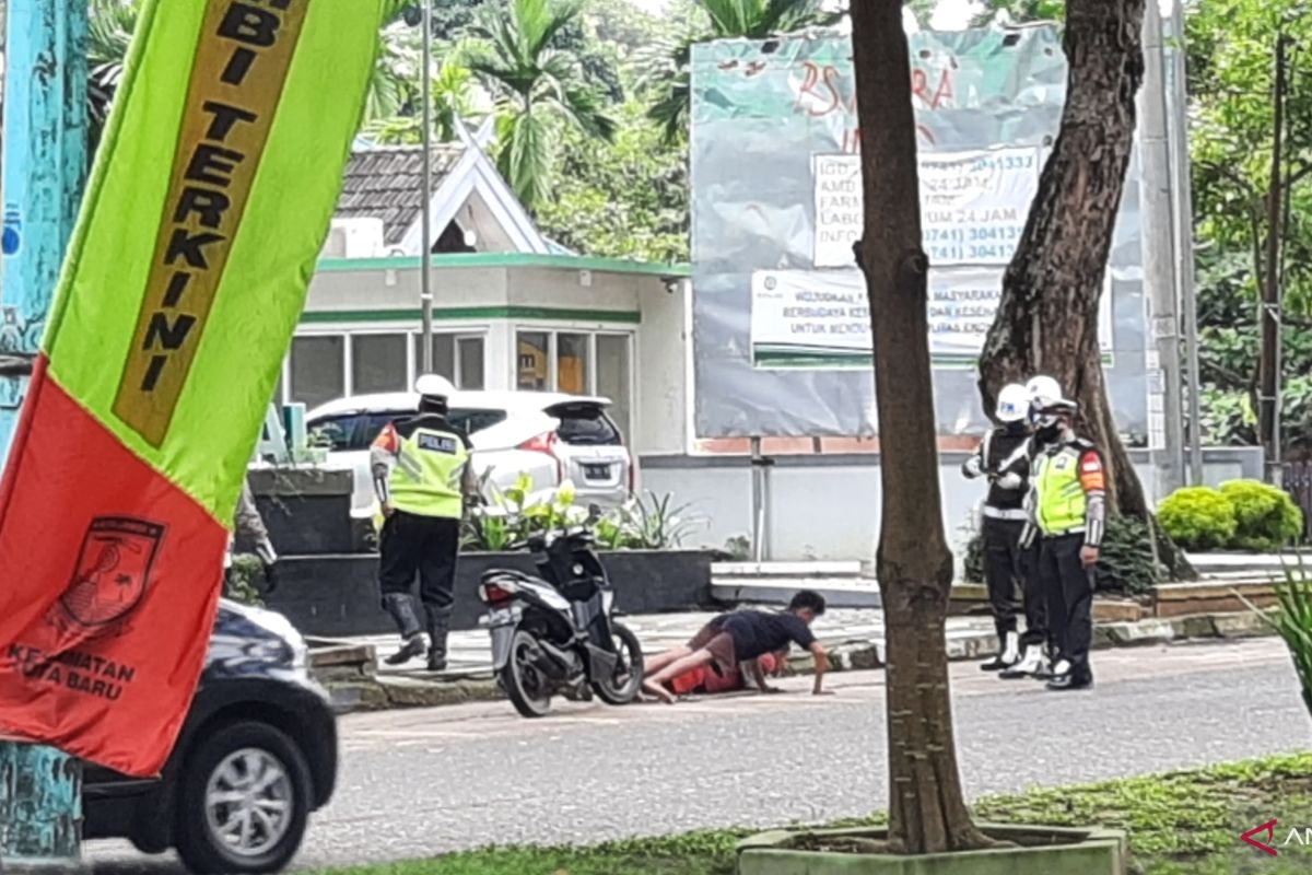 Tidak gunakan masker saat berkendaraan, sejumlah pemuda kena sanksi 'push up'