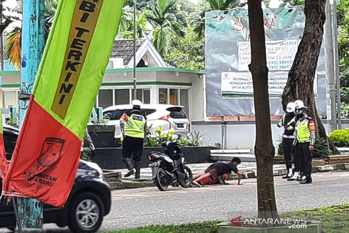 Tidak menggunakan masker, sejumlah pemuda dikenakan sanksi 'push up'