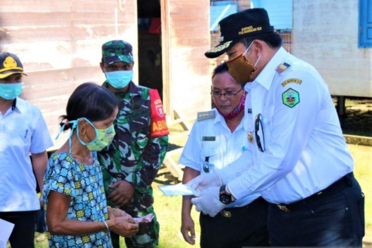 Bupati Mahulu salurkan BLT warga terdampak COVID-19