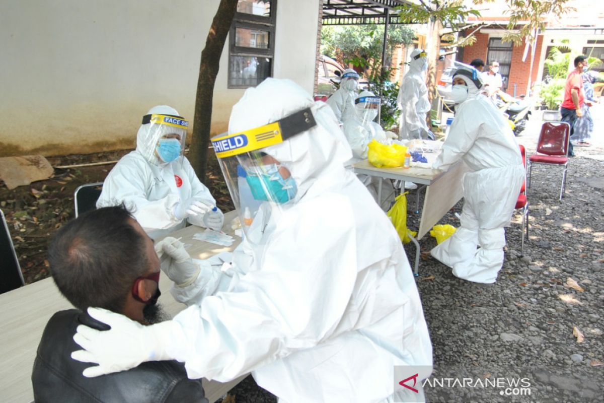 Lacak penyebaran COVID-19, Pemkot Bogor lakukan tes swab 100 warga Cilendek Barat